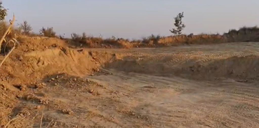 कानपुर देहात: बिना अनुमति मिट्टी खोदकर बना दिया रास्ता, खनन पट्टा धारक पर गंभीर आरोप 2 image 89 1