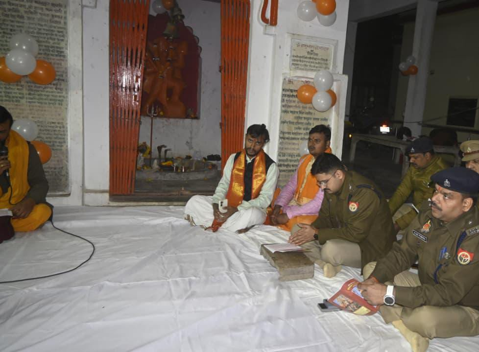 औरैया: कोतवाली परिसर में SP ने कराया सुन्दरकाण्ड पाठ, भक्ति में डूबा पुलिस विभाग 2 image 91 1