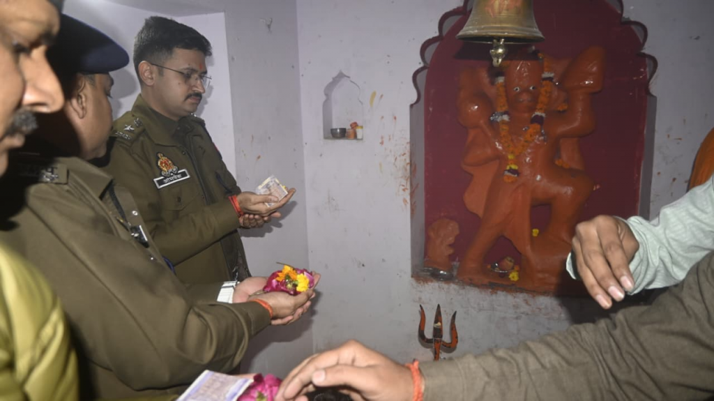 औरैया: कोतवाली परिसर में SP ने कराया सुन्दरकाण्ड पाठ, भक्ति में डूबा पुलिस विभाग 3 image 92 2