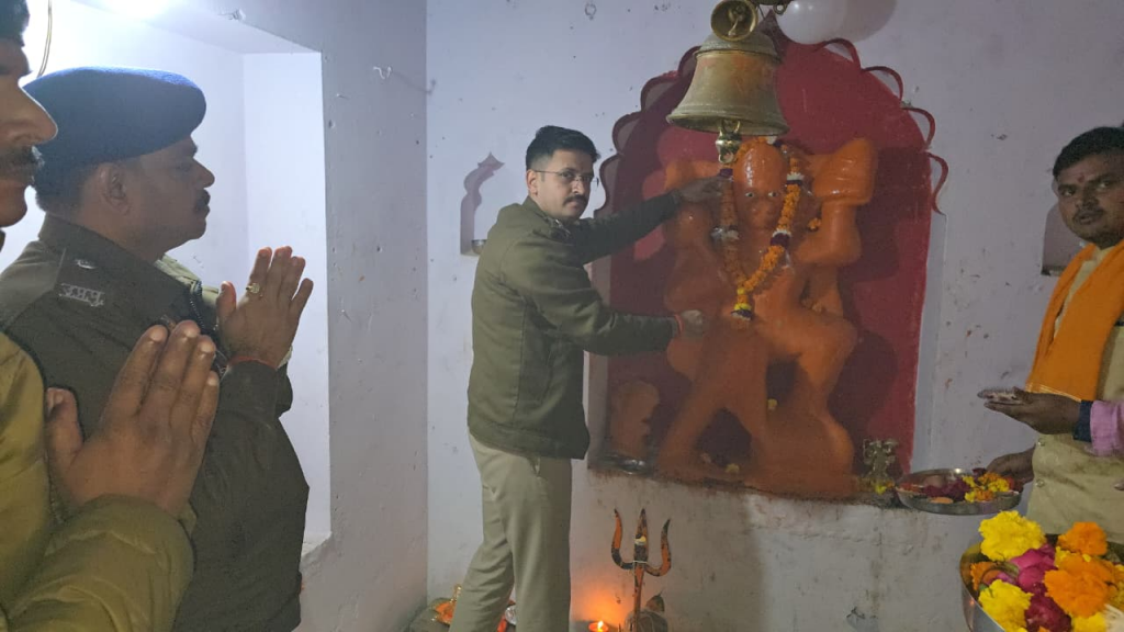 औरैया: कोतवाली परिसर में SP ने कराया सुन्दरकाण्ड पाठ, भक्ति में डूबा पुलिस विभाग 4 image 93 3