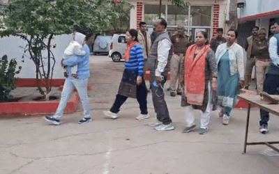 जालौन में लेडी BDO रिश्वत लेते पकड़ी: 1 लाख फेंककर भागी, विजिलेंस ने दौड़ाकर पकड़ा