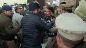 कानपुर: नरवल तहसील में संपूर्ण समाधान दिवस के दौरान युवक ने खुद पर डाला पेट्रोल, सिस्टम से हताशा की चौंकाने वाली तस्वीर