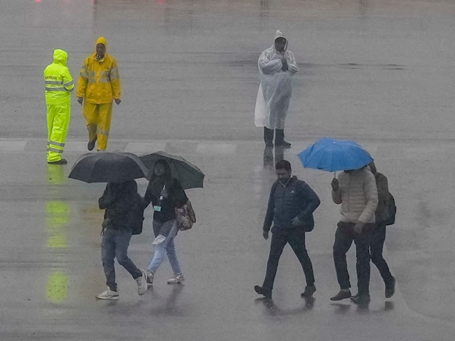 Delhi Rain News Today: दिल्ली-एनसीआर में बारिश से बदला मौसम, प्रदूषण में भी मिली राहत 3 image 107 2