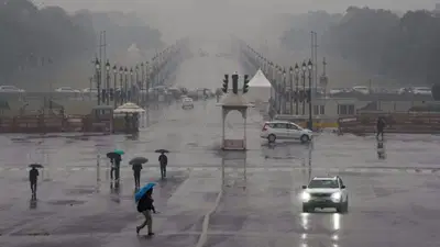 Delhi Rain News Today: दिल्ली-एनसीआर में बारिश से बदला मौसम, प्रदूषण में भी मिली राहत