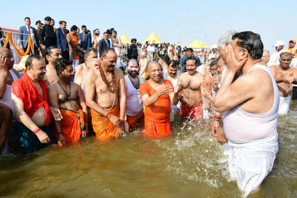 मुख्यमंत्री योगी आदित्यनाथ ने संगम में लगाई पवित्र डुबकी, प्रदेश की खुशहाली की कामना