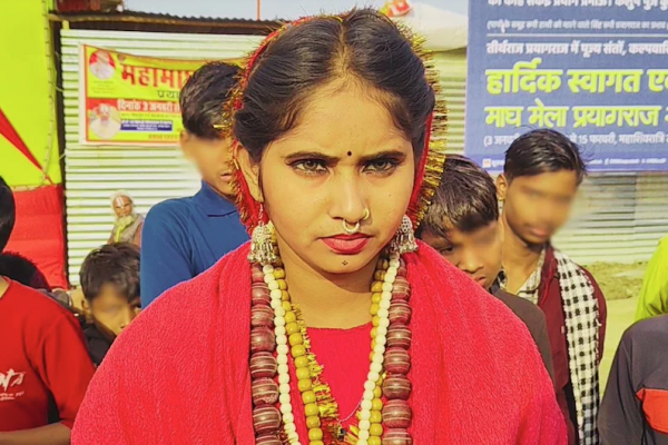 माघ मेले की वायरल गर्ल माही निषाद: हाथों से बनाई मालाओं से बना सोशल मीडिया सेंसेशन