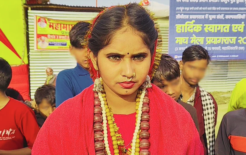 माघ मेले की वायरल गर्ल माही निषाद: हाथों से बनाई मालाओं से बना सोशल मीडिया सेंसेशन