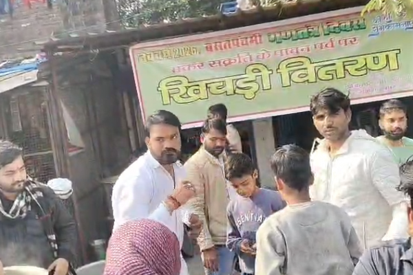 कानपुर देहात के अकबरपुर में अनोखा खिचड़ी भोज, पैर छूकर खिला रहे ‘रवि उर्फ ज्ञानी’