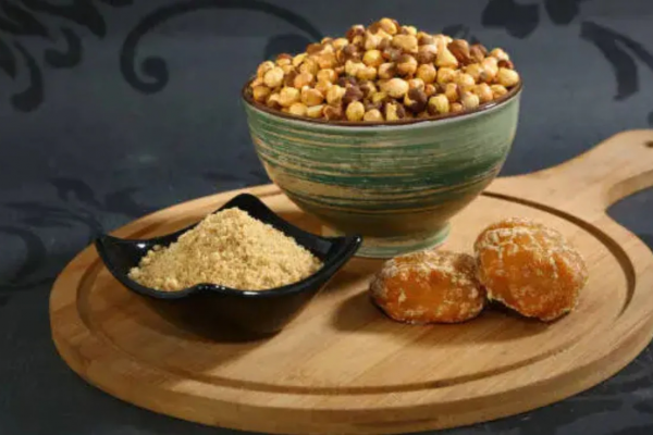 Roasted Chana Aur Gud