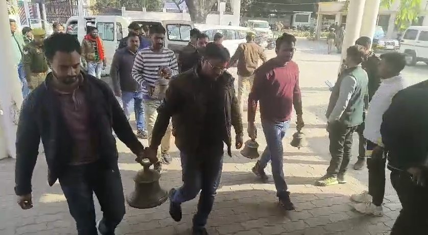 रायबरेली में गूगल से मंदिर खोजकर घंटा चोरी करने वाला गैंग गिरफ्तार, 3 क्विंटल से ज्यादा घंटे बरामद 2 image 153 1