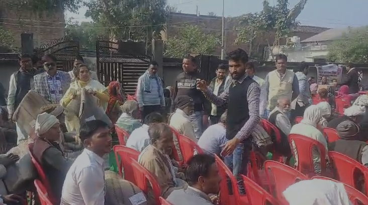 हमीरपुर : डीएम के निर्देश पर गोहांड में कंबल वितरण कार्यक्रम,ठंड से बचाव के लिए प्रशासनिक पहल 2 image 158 1