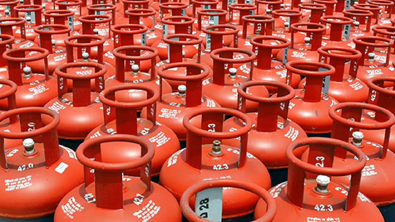 LPG Price Hike 1 January: Inflation shock on New Year, 19 kg gas cylinder becomes costlier