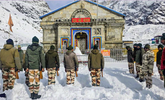 केदारनाथ धाम में 77वां गणतंत्र दिवस: बर्फबारी के बीच जवानों ने फहराया तिरंगा