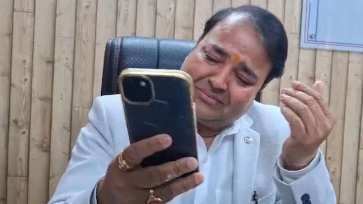 up-news-gst-deputy-commissioner-prashant-kumar-singh-resigns-cm-yogi-support