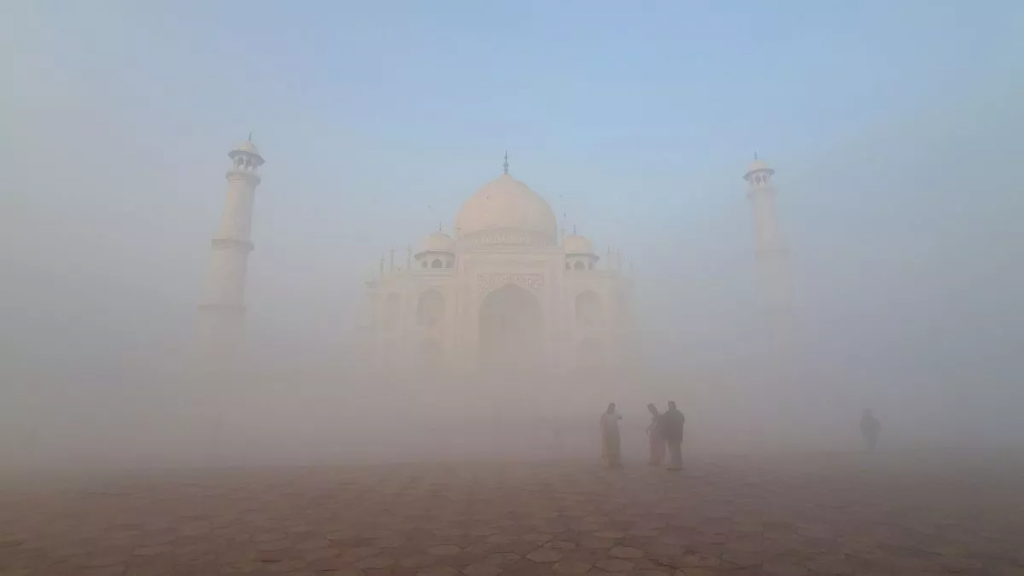 Agra Cold Wave : शीतलहर और घने कोहरे की चादर में लिपटा ताजमहल, आगरा में ठंड ने बढ़ाई मुश्किलें 2 image 27 1