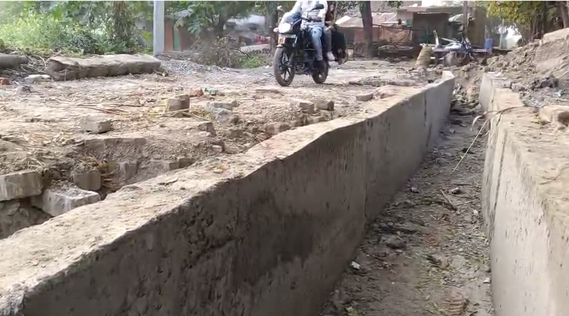 ghatampur-dahilar-ghatiya-nala-nirman-villagers-protest