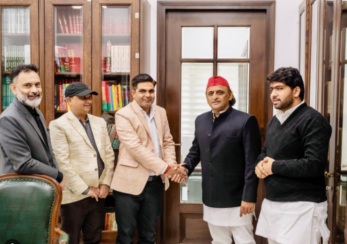 मेरठ दौरे पर अखिलेश यादव ने पहना ब्लैक कोट, जिला पंचायत सदस्य ने गिफ्ट किया