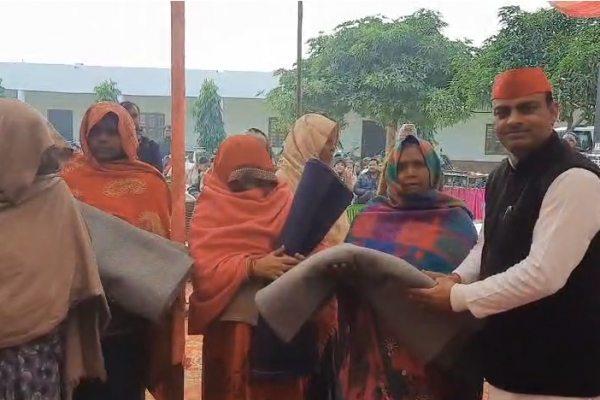 फर्रुखाबाद: सपा नेता नरेंद्र सिंह यादव ने मां की स्मृति में बांटे 1100 कंबल, नाम बदलने के मुद्दे पर दिया बड़ा बयान