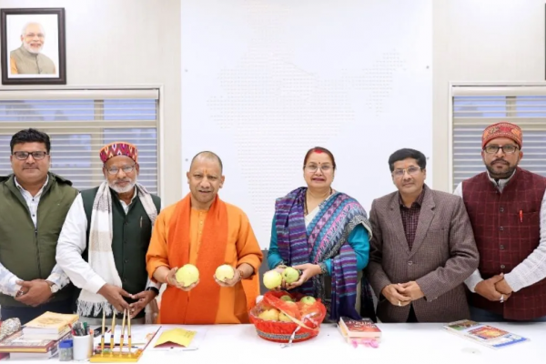 हाथरस के सासनी के अमरूद देख गदगद हुए सीएम योगी आदित्यनाथ