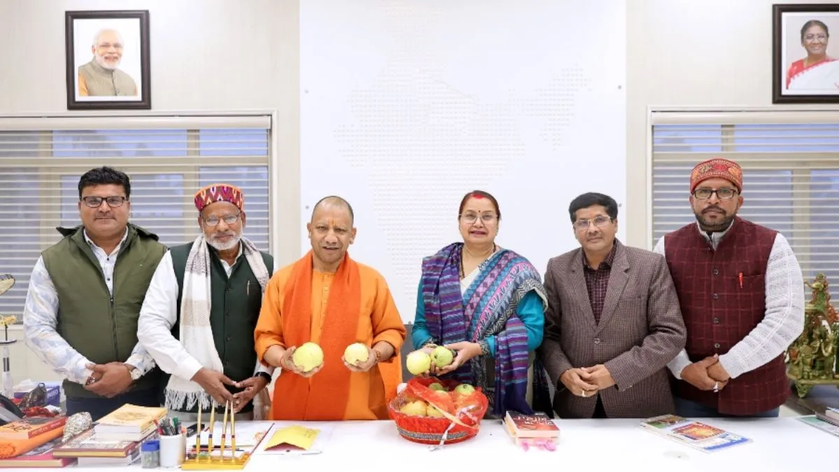 हाथरस के सासनी के अमरूद देख गदगद हुए सीएम योगी आदित्यनाथ