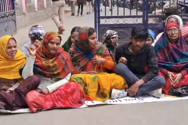 वाराणसी में कमिश्नर के वाहन के सामने महिलाओं का धरना, जमीन विवाद का मामला