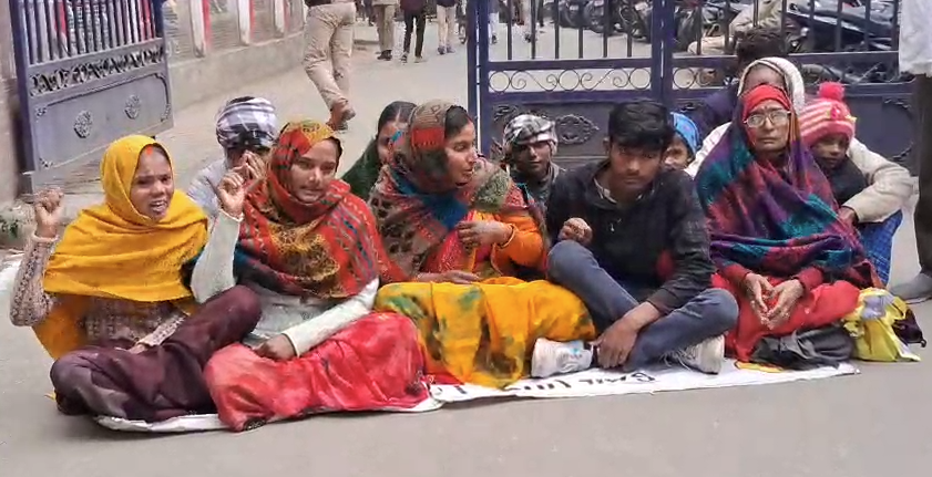 वाराणसी में कमिश्नर के वाहन के सामने महिलाओं का धरना, जमीन विवाद का मामला