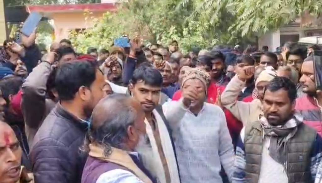 अमेठी में अधिवक्ताओं के विरोध के बीच SDM के समर्थन में उतरे सैकड़ों फरियादी 2 image 58 1