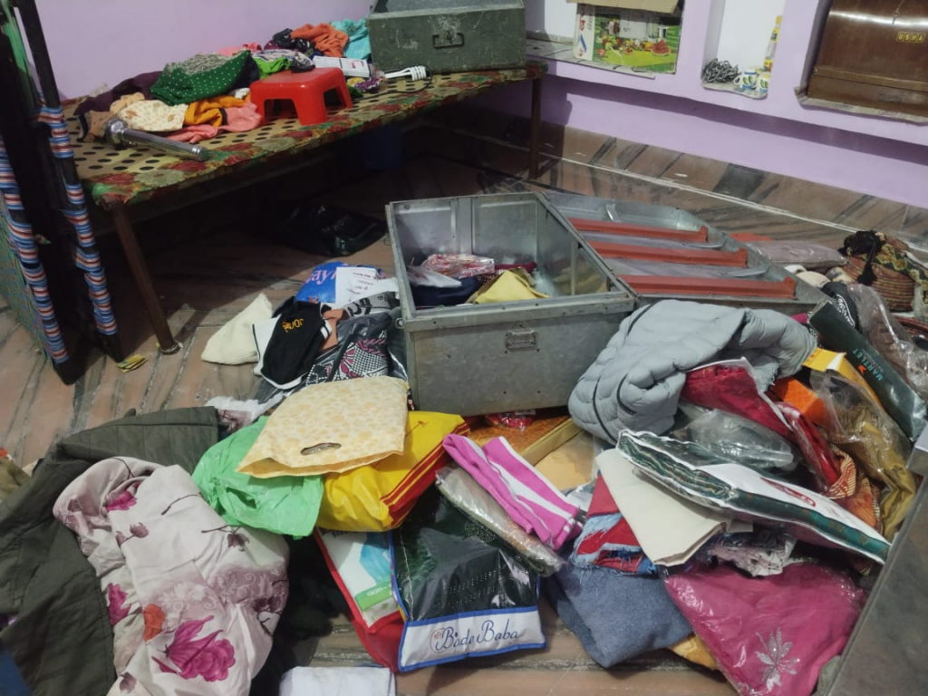 औरैया बिधूना में सेना के जवान के घर बड़ी चोरी, वारदात से पहले पड़ोसियों के मकानों की कुंडी बाहर से बंद 2 image 72 1