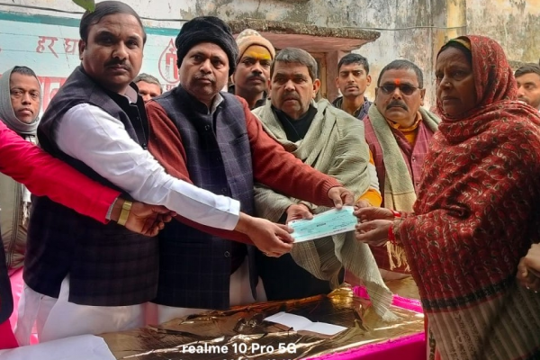 गोंडा: मृतक BLO नानबच्चा के परिजनों को अखिलेश यादव ने दी 2 लाख रुपए की आर्थिक मदद