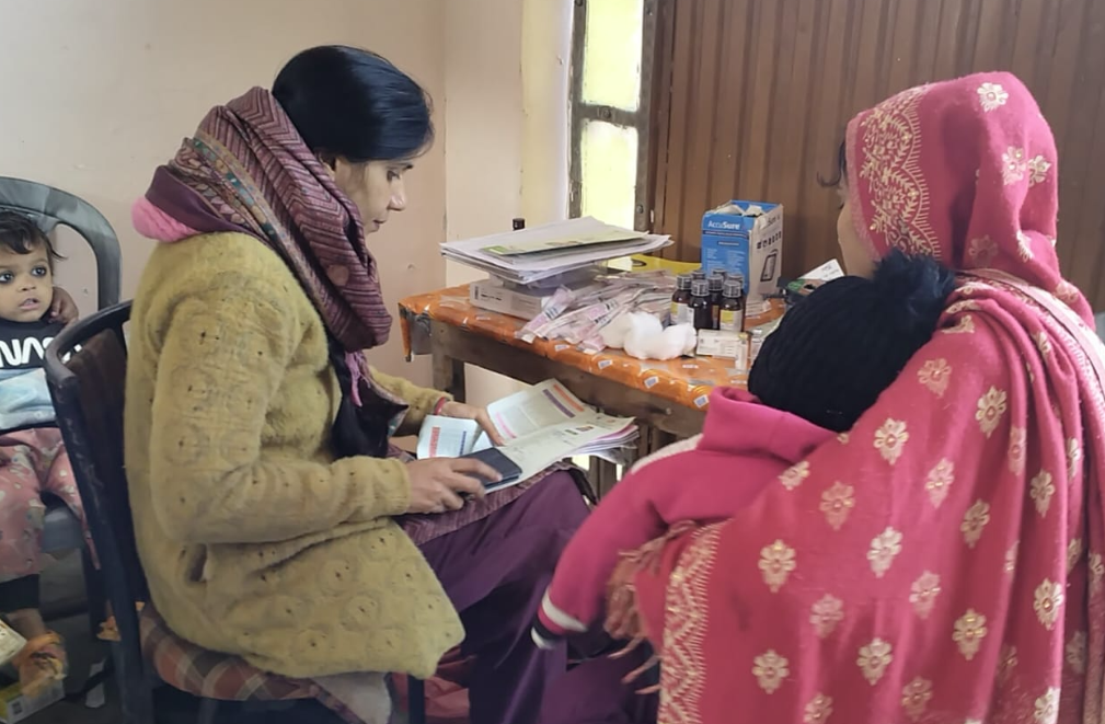 कानपुर : हलुवा खेड़ा सेवा बस्ती में महिलाओं के लिए विशेष स्वास्थ्य जागरूकता कार्यक्रम आयोजित 2 image 83 1