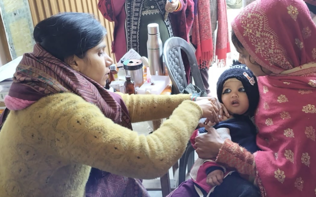 कानपुर : हलुवा खेड़ा सेवा बस्ती में महिलाओं के लिए विशेष स्वास्थ्य जागरूकता कार्यक्रम आयोजित 4 image 85 3