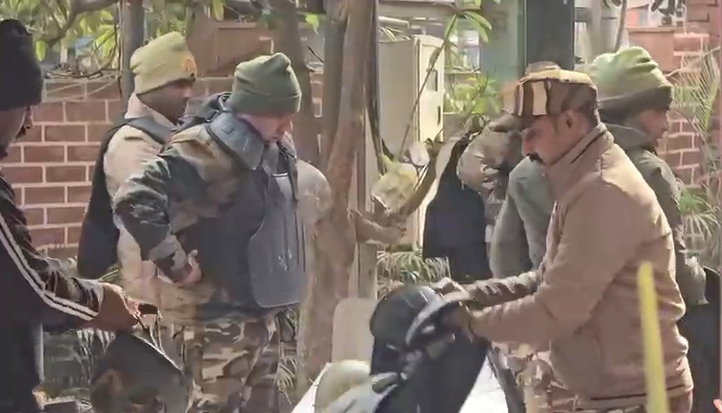 वाराणसी दालमंडी में ध्वस्तीकरण शुरू: 150 पुलिसकर्मियों की मौजूदगी में 7वां मकान टूटा