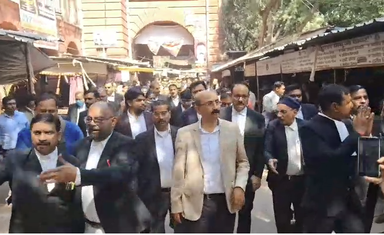 वाराणसी कोर्ट को बम से उड़ाने की धमकी, कचहरी परिसर खाली, 200 पुलिसकर्मी सर्च ऑपरेशन में जुटे