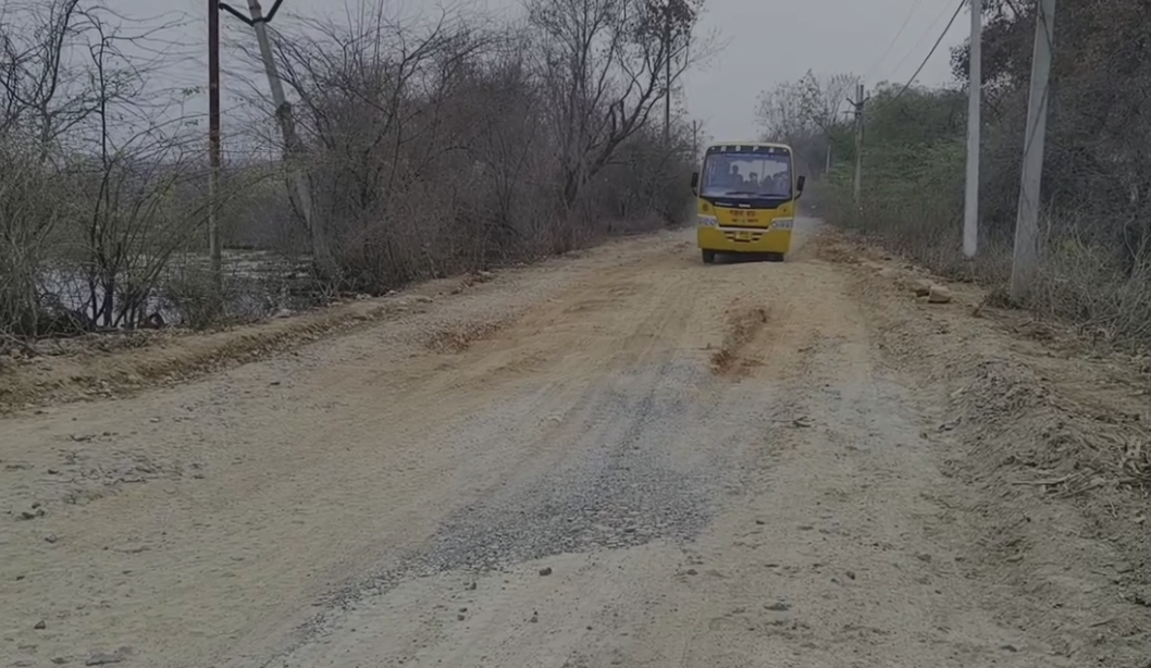 महोबा में डूब क्षेत्र की अवैध सड़क पर 28 लाख खर्च, फिर भी गड्ढों में तब्दील रास्ता बना परेशानी