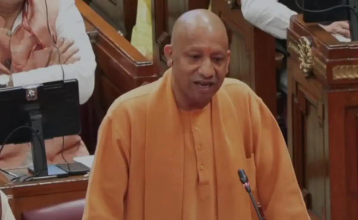 सीएम योगी का सिंगापुर-जापान दौरा, यूपी में निवेश लाने की कोशिश पर अखिलेश का तंज