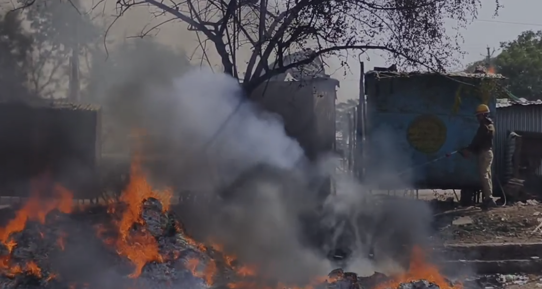 महोबा : सिलेंडर ब्लास्ट से मची तबाही: फुटपाथ की 7 दुकानें जलकर खाक