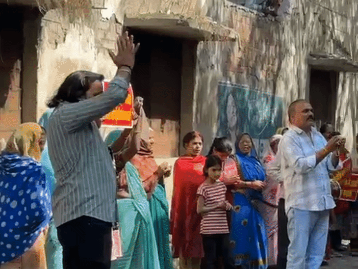 Kanpur News: वार्ड 72 दबौली वेस्ट में सीवर ओवरफ्लो और गंदगी से हाहाकार, ढोलक-मजीरे बजाकर लोगों का विरोध प्रदर्शन