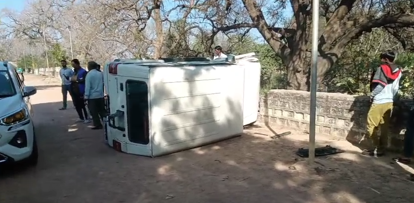 महोबा में स्टंटबाजी का खौफनाक अंजाम: फेयरवेल पार्टी के बाद तेज रफ्तार कार बिजली के पोल से टकराई, बाल-बाल बचे छात्र