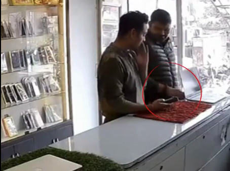 जौनपुर में दो पुलिसकर्मियों पर मोबाइल चोरी का आरोप, CCTV में कैद हुई वारदात, विभागीय जांच शुरू