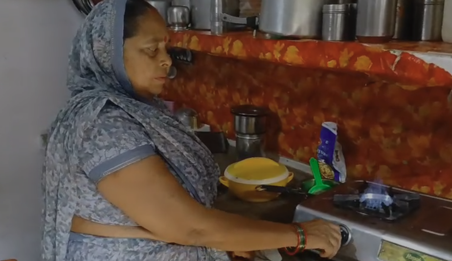 LPG की किल्लत के दौर में आत्मनिर्भर गांव, गोबर गैस से जल रहे चूल्हे।