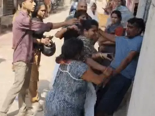 कानपुर में महिलाओं ने युवक पर बरसाए चप्पल, VIDEO:गुस्से में फावड़ा लेकर मारने दौड़ी; राह चलते छेड़ता था