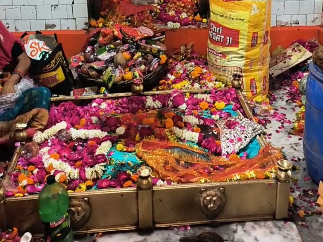 Ghatampur Maa Kushmanda Devi Temple: मां कूष्मांडा देवी मंदिर में भक्तों की उमड़ी भारी भीड़, सुरक्षा के कड़े इंतजाम