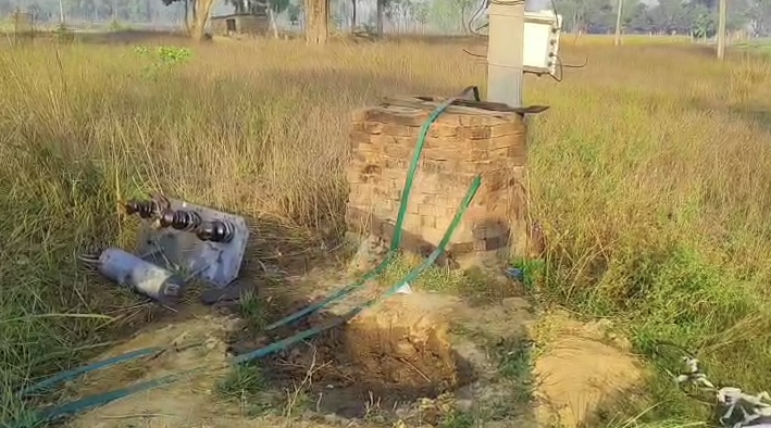 अमेठी में ट्रांसफार्मर काटकर ले गए चोर, पुलिस गश्त पर उठे सवाल