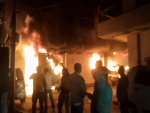 कानपुर की LED फैक्ट्री में भीषण आग, 12 किराएदारों ने पड़ोसी छत पर कूदकर बचाई जान