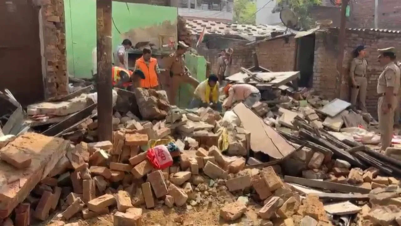 वाराणसी में सिलेंडर ब्लास्ट: एक ही परिवार के दो मृत, दो घायल, मकान हुआ जमींदोज