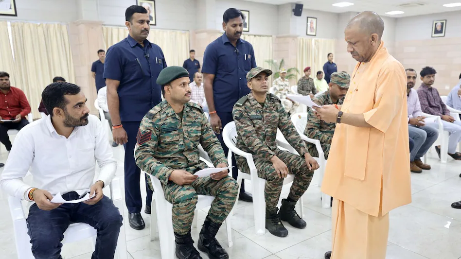 लखनऊ: CM योगी का सैनिकों और नागरिकों को भरोसा, परिवारों की सुरक्षा सरकार की जिम्मेदारी