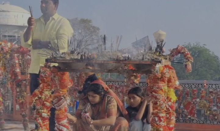 अमेठी में अष्टमी पर उमड़ी आस्था की लहर, “जय माता दी” के जयकारों से गूंजे मंदिर