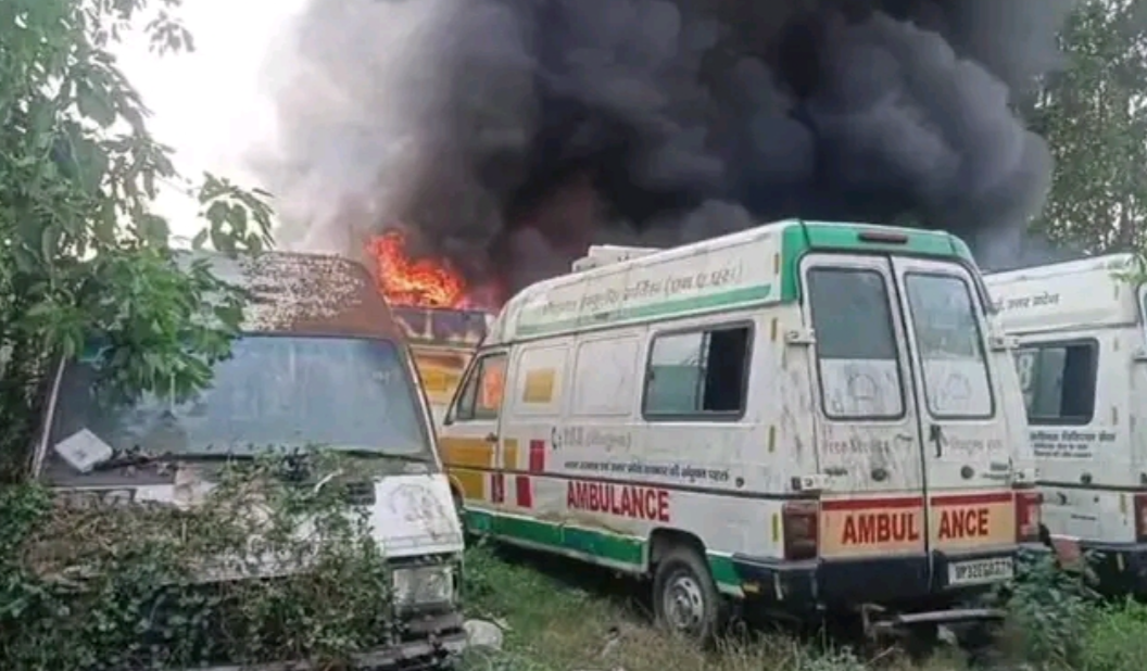 Barabanki fire incident : बाराबंकी में बड़ा हादसा: जैदपुर CHC में खड़ी 13 एंबुलेंस जलकर खाक, मची अफरा-तफरी
