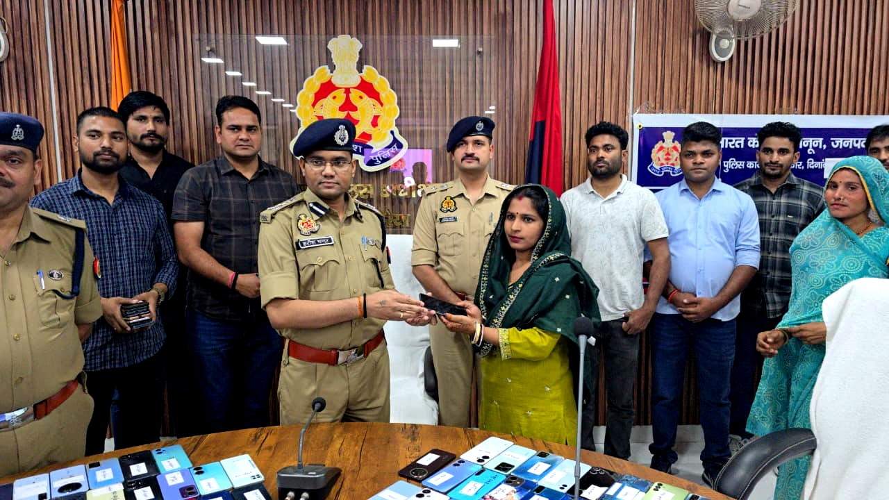 औरैया पुलिस ने लौटाई मुस्कान, 111 गुम मोबाइल बरामद कर उनके मालिकों को किए सुपुर्द