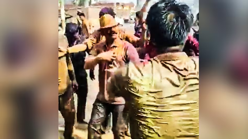 संभल पुलिस की होली 2026: एसपी कृष्ण विश्नोई ने पुलिसकर्मियों के साथ जमकर खेली रंगों भरी होली और थिरके गानों पर